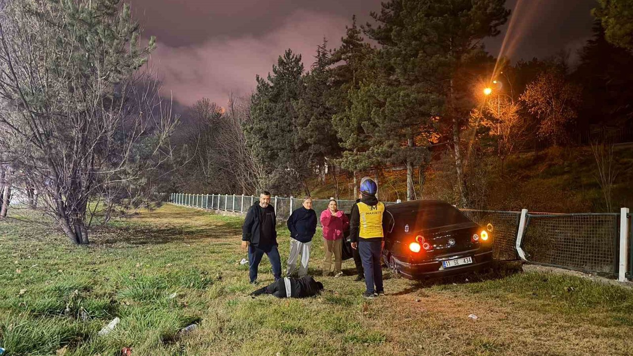 Yoldan çıkan araç su kanalının korkuluklarına çarptı
