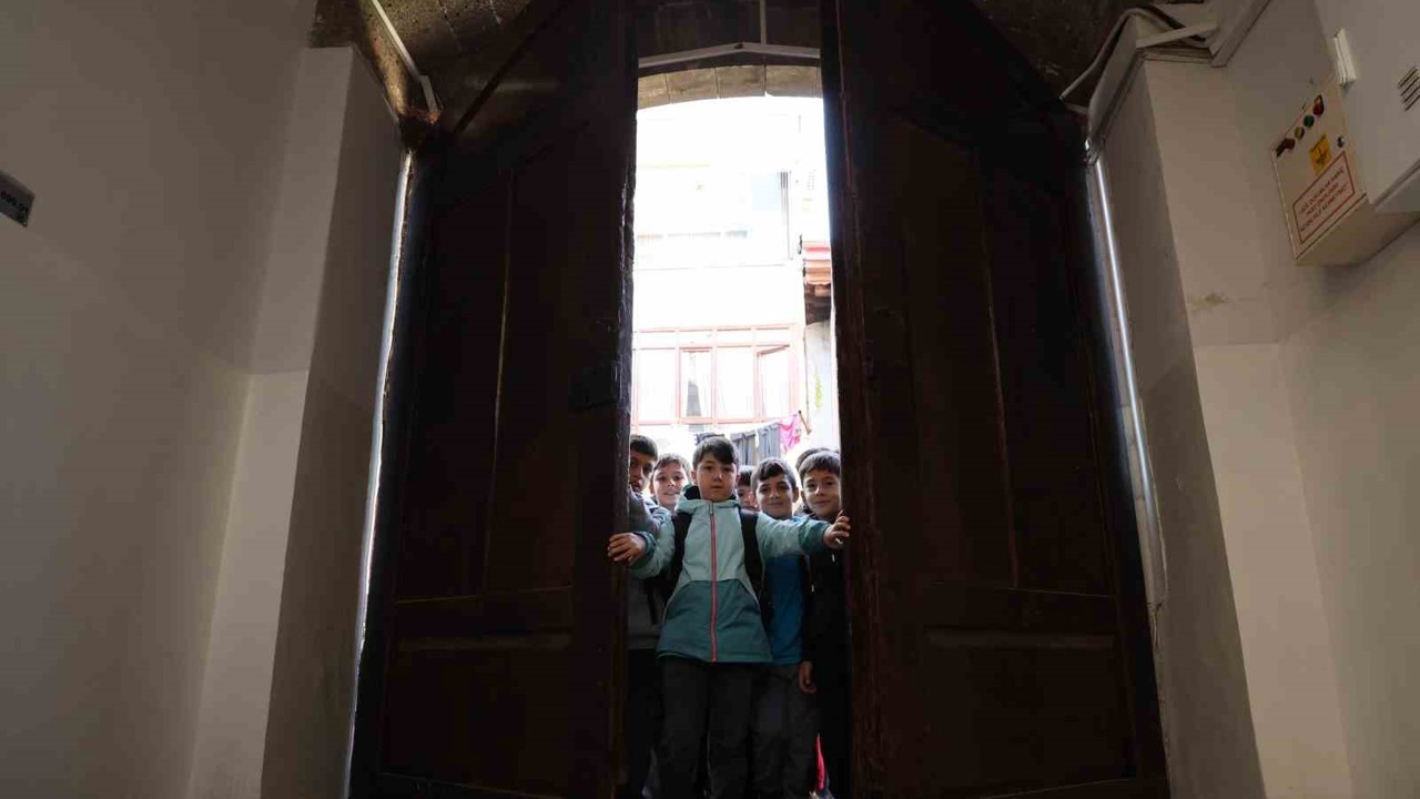 Diyarbakır’da 115 yıllık eğitim yuvasının ihtişamlı kapısı, 1 asırdır aralıksız öğrencilere açılıyor
