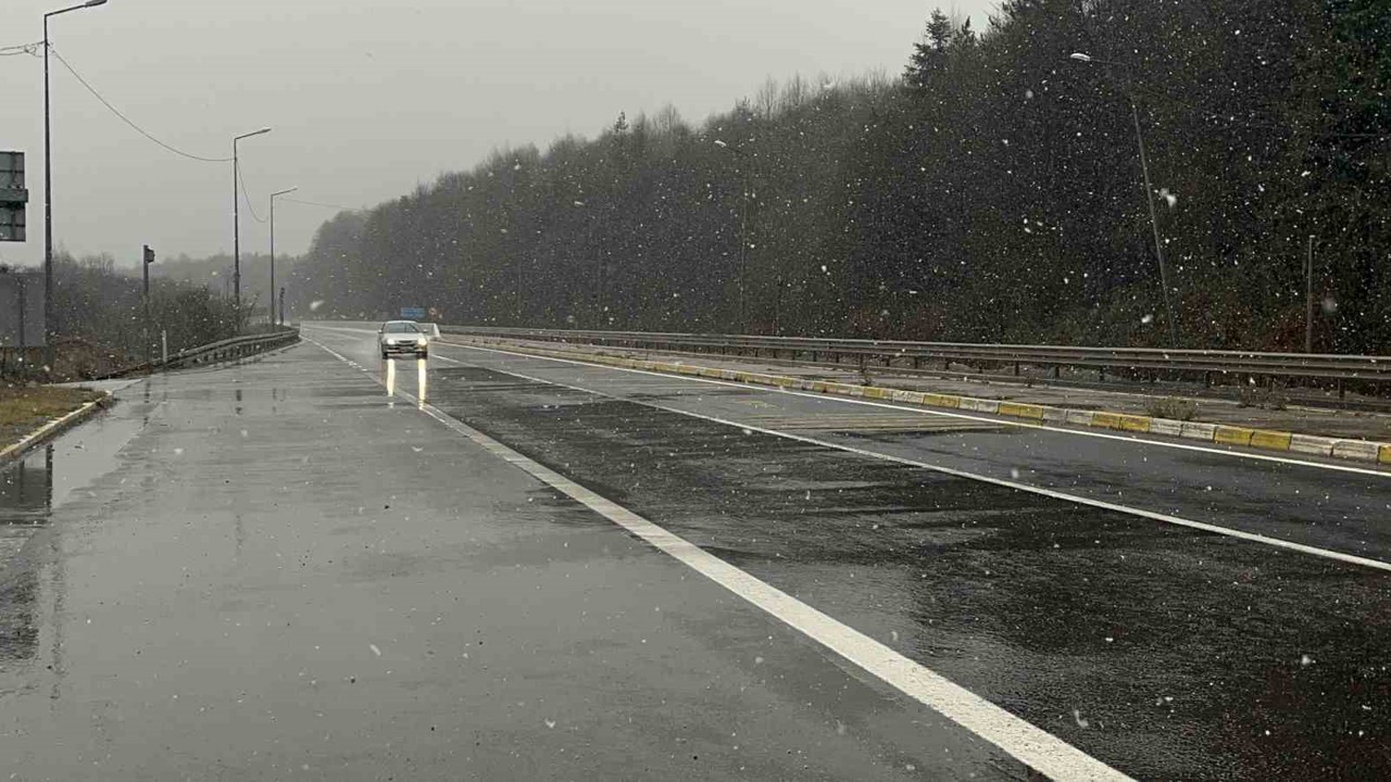 Bolu Dağı geçişinde kar yağışı etkili oluyor
