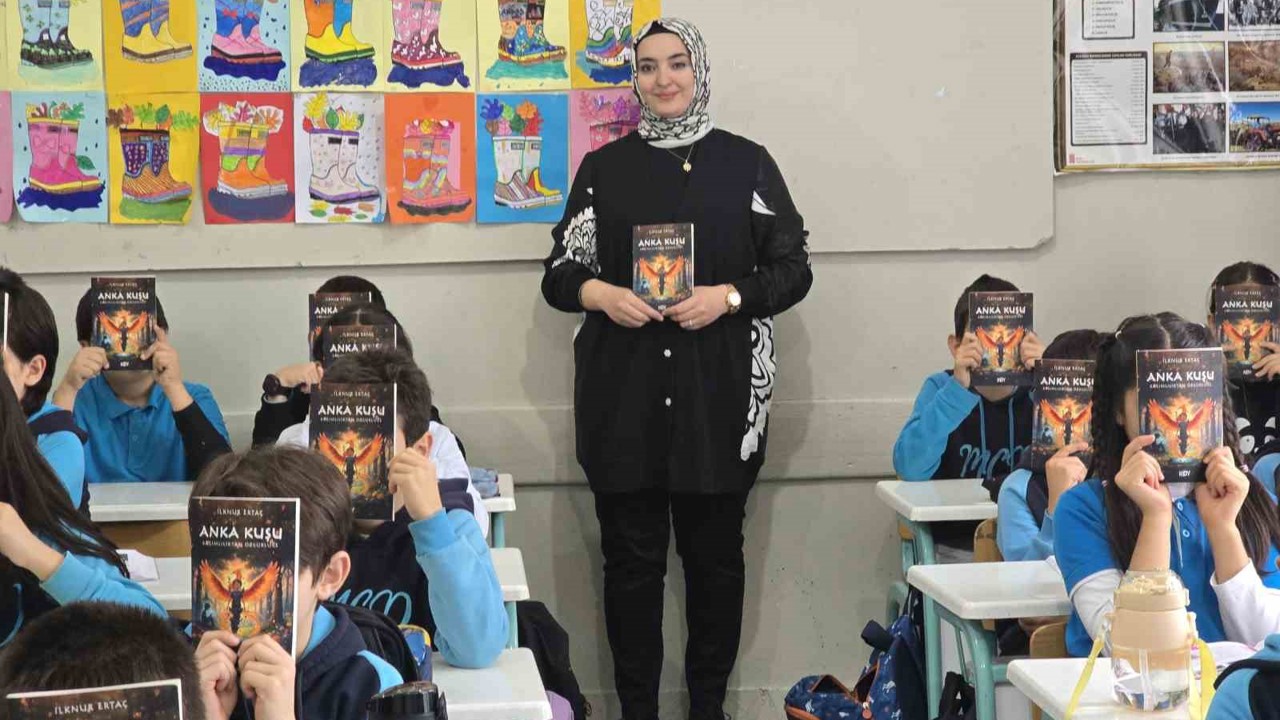 Ekran bağımlılığı haberinin etkisinde kaldı, kitap yazarak öğrencilerine yol gösterdi
