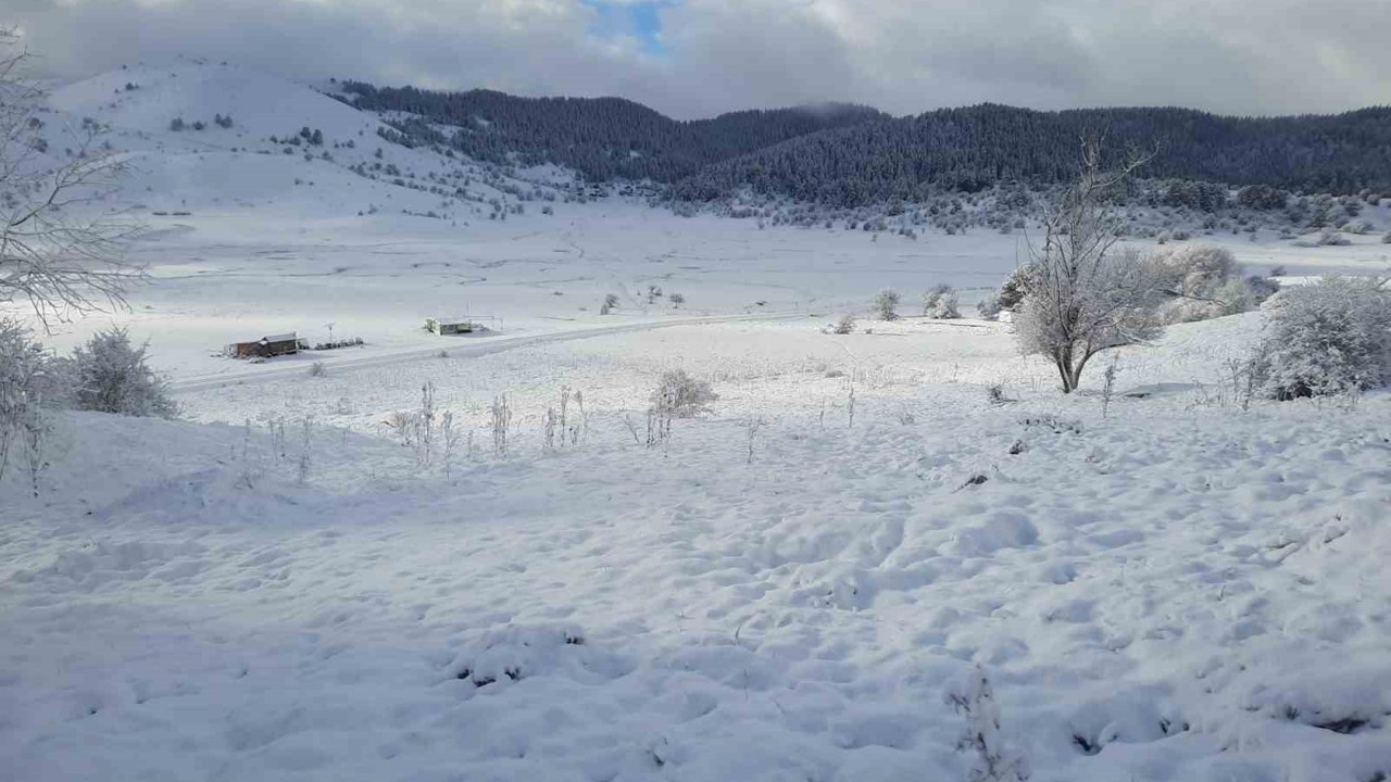 Abant ve çevresindeki yaylalar beyaza büründü
