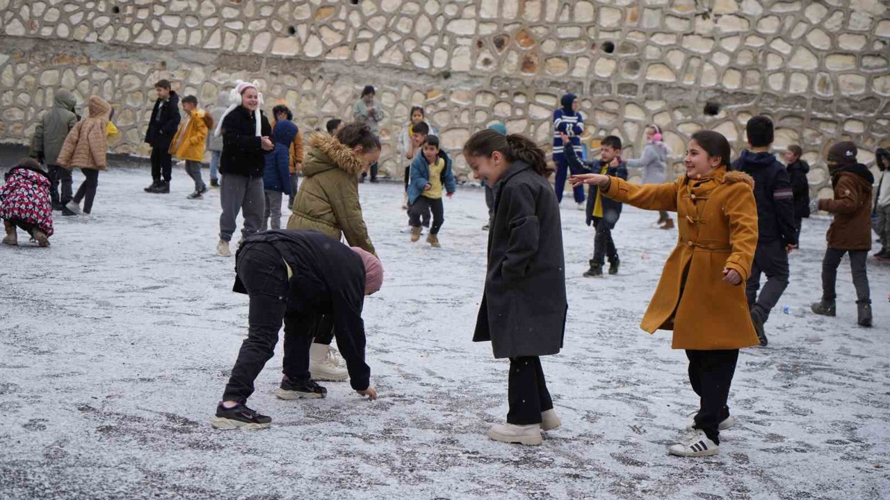 Bayburt’ta mevsimin ilk karı düştü: Öğrenciler bahçeye koştu
