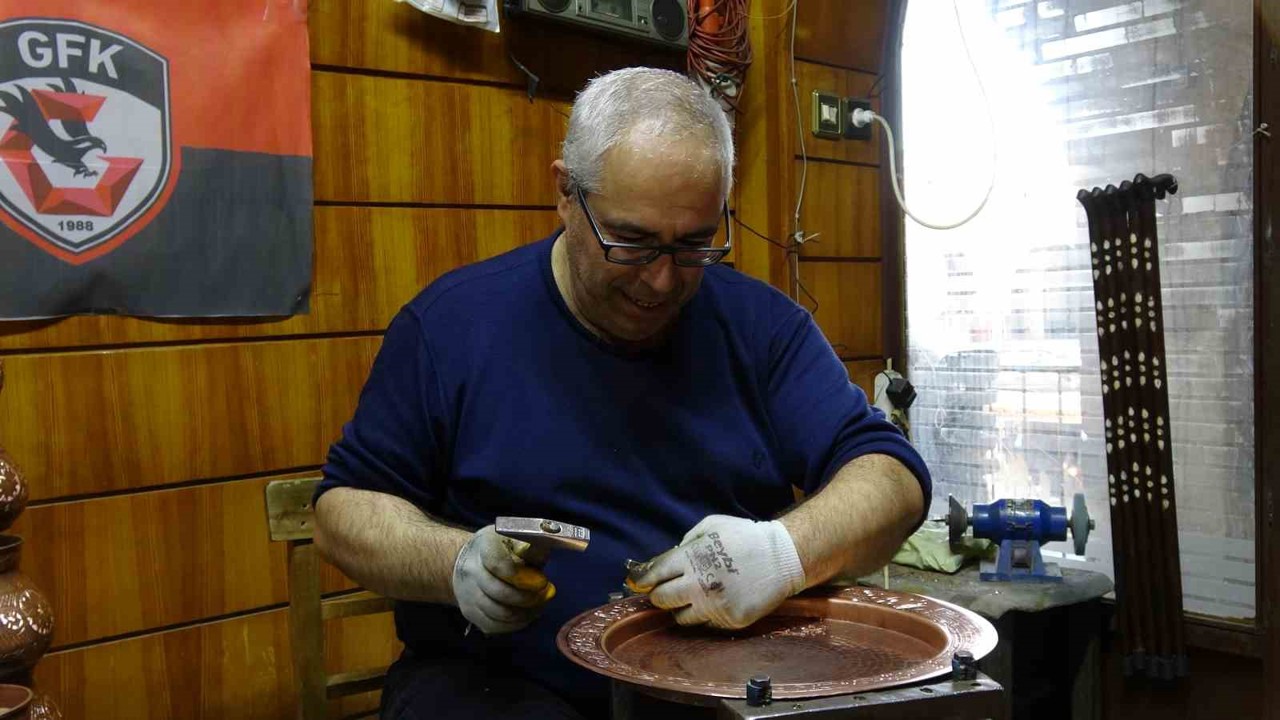 Baba mesleği bakırcılığı 40 yıldır aynı dükkanda sürdürüyor

