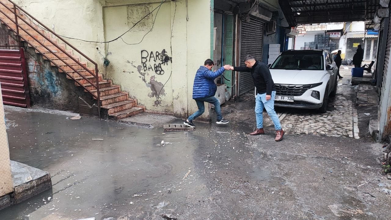 Adana’da esnaf kanalizasyon sorununun bir türlü çözülmemesine tepkili
