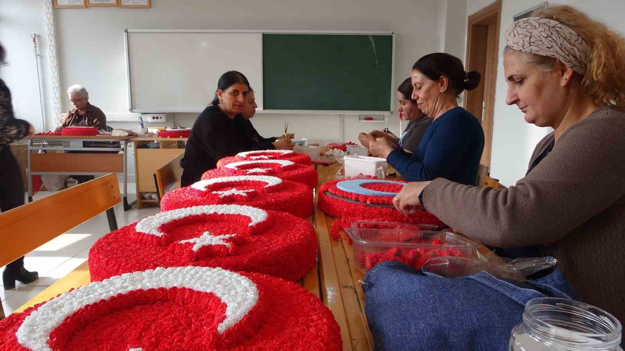 Hozat’ta 16 kadın, yapay çiçeklerle Türk Bayrağı üretiyor
