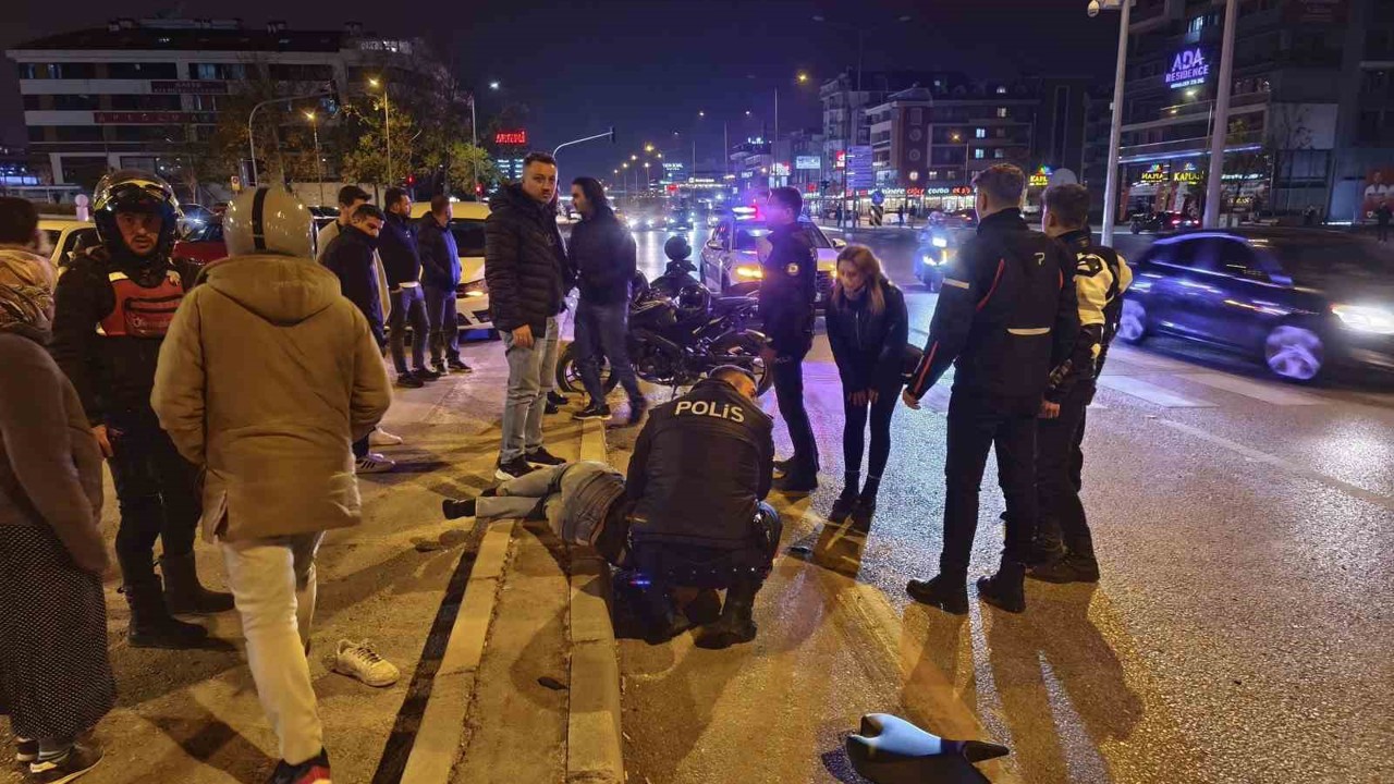 Direksiyon kontrolüne kaybeden motosiklet sürücüsü yön tabelasına çarptı; 2 yaralı
