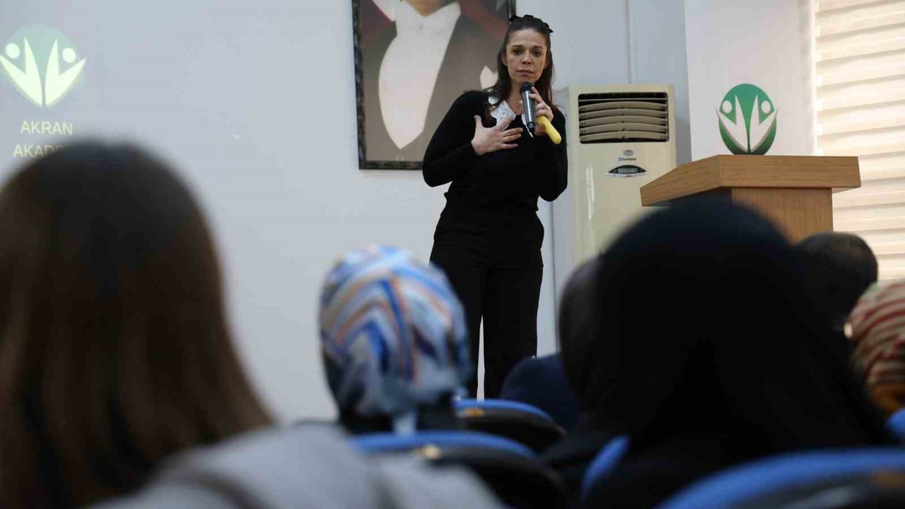 Otizmli yazar ebeveynlerle buluşarak otizmi anlattı
