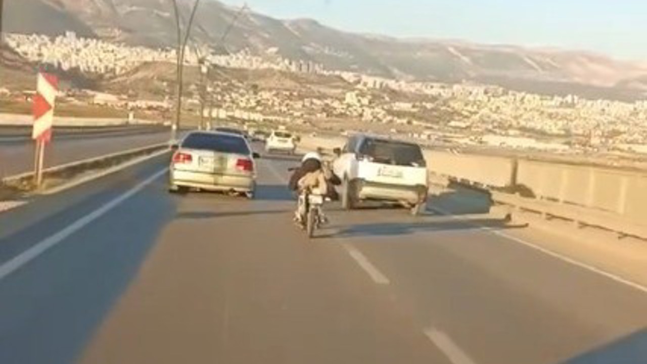 Kahramanmaraş’ta motosikletle tehlikeli sürüş kamerada
