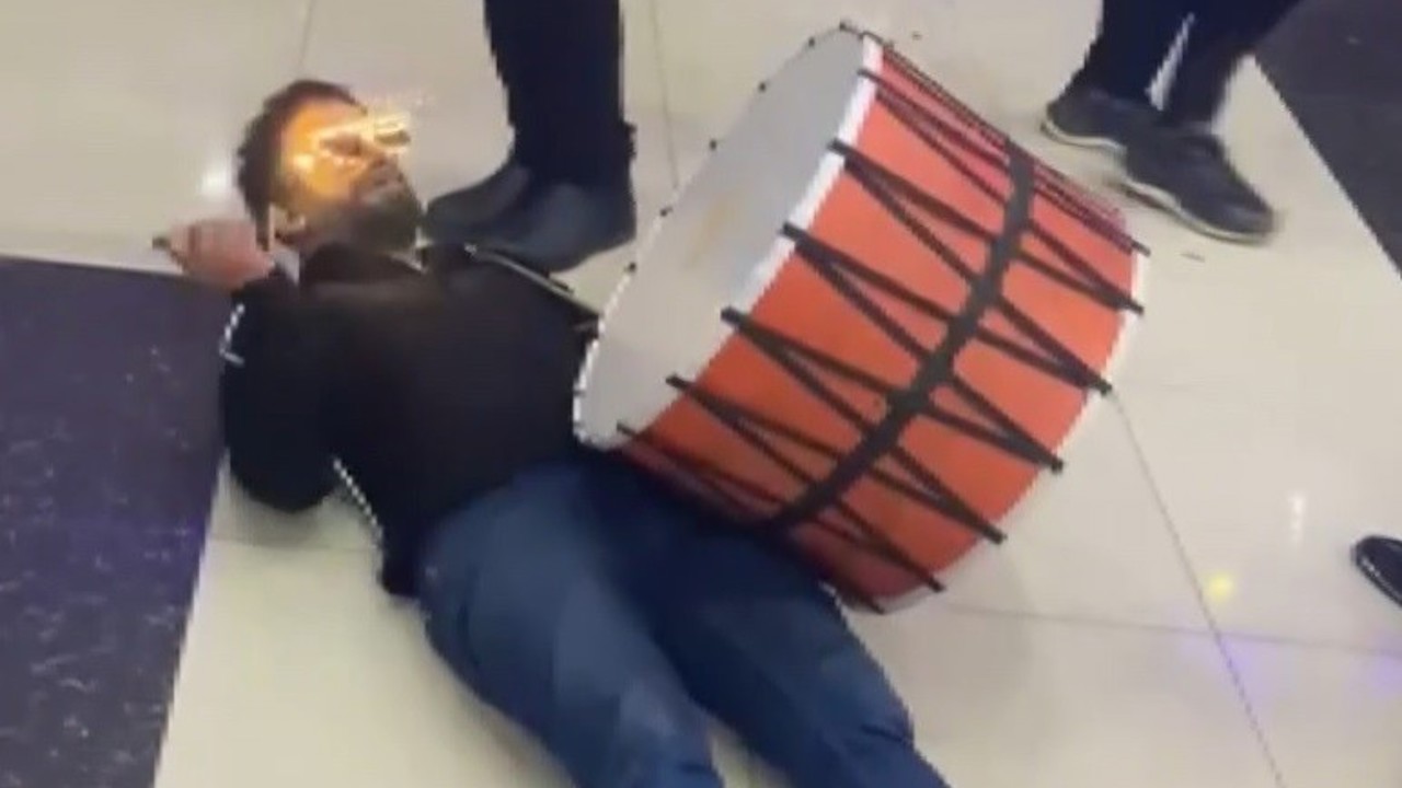 Elazığ’da düğünde davulcu performansı
