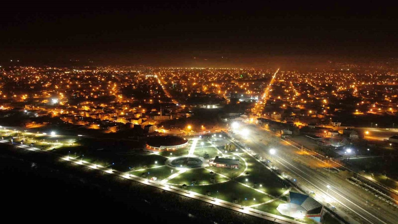 Van’da gece ve gündüz birbirinden ayrı güzel
