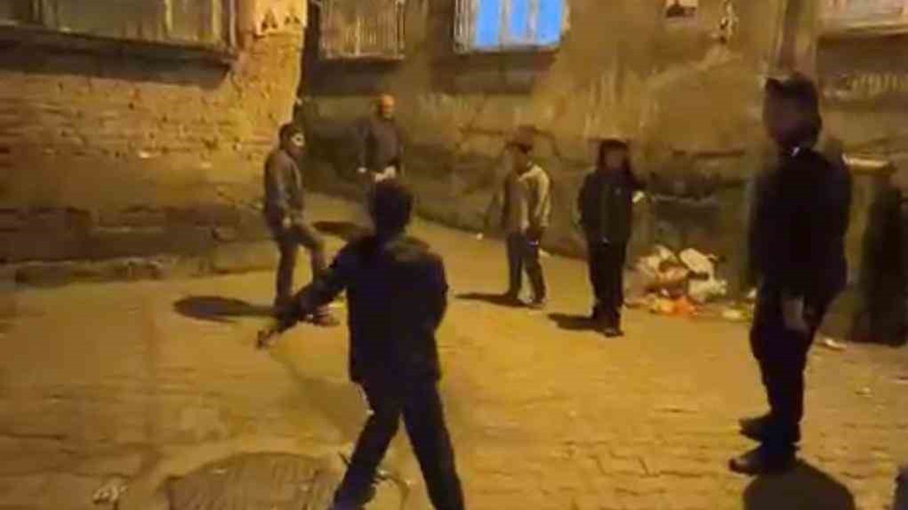 Hendek ve çatışmalarla gündeme gelen Sur’da polis ve çocuklar gece saatlerinde top oynadı
