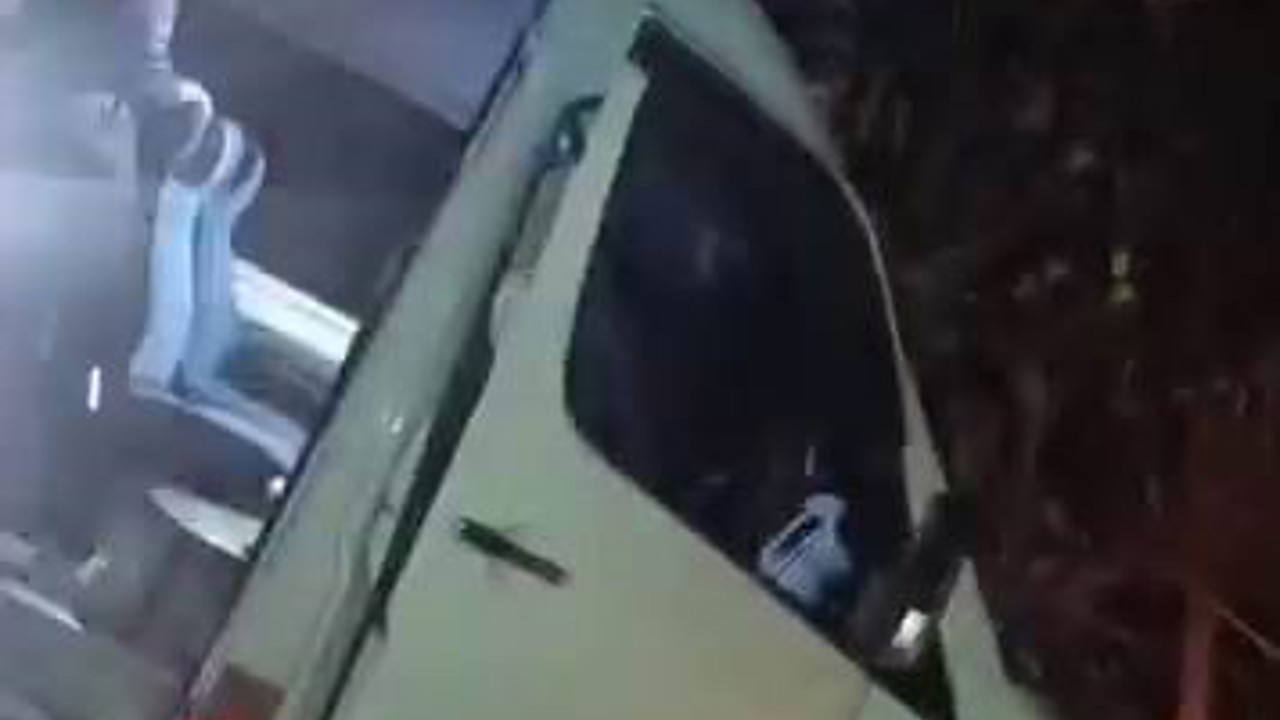 Yolcu minibüsü şarampolde asılı kaldı, faciadan dönüldü
