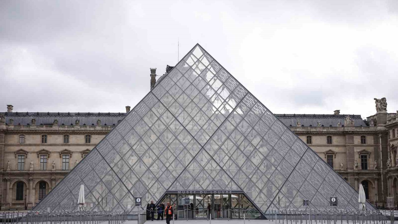 Paris’teki Louvre Müzesi çalışanları greve gitti, müze açılmadı
