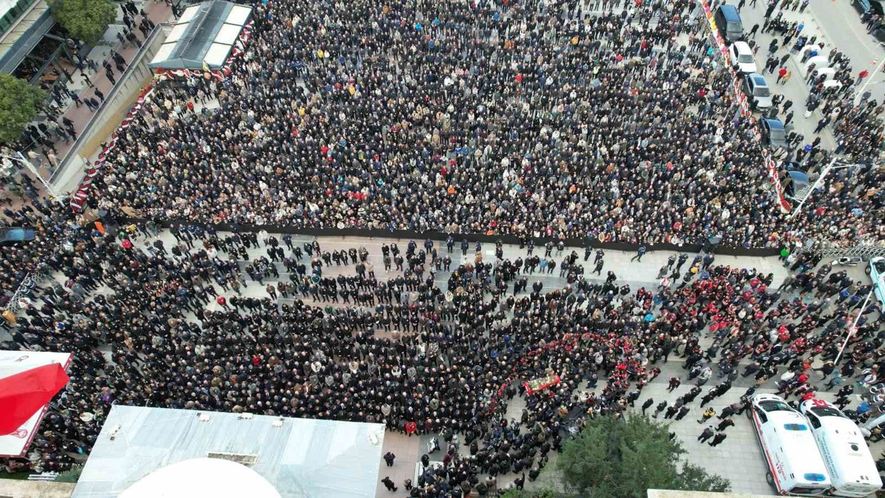 Manisa, ilk kadın başkanına ağladı
