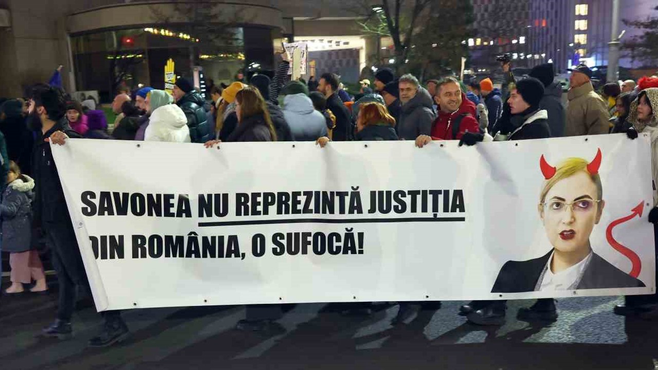 Romanya’da binlerce kişi, yargıdaki usulsüzlükleri protesto etti

