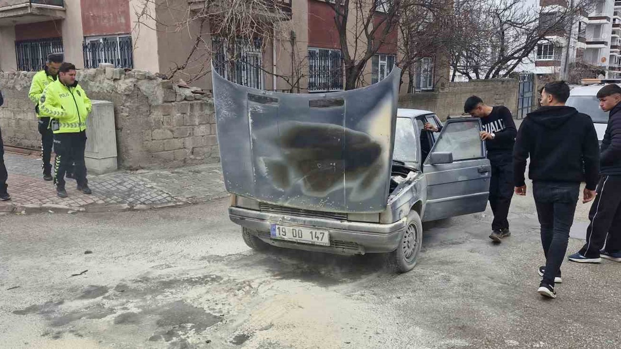 Motor kısmı tutuşan otomobili yanmaktan itfaiye kurtardı
