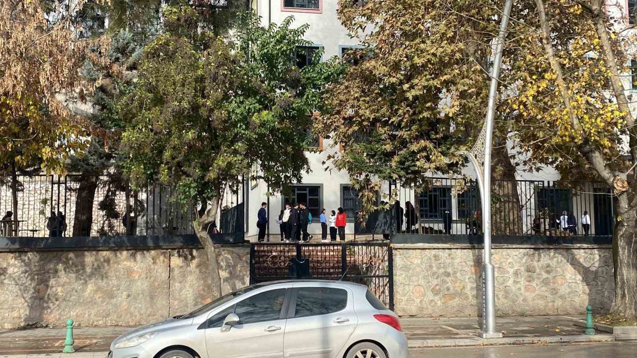 Lisede 3. kattan düşen öğrenci ağır yaralı
