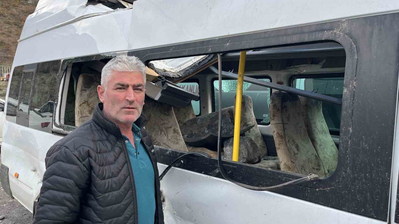 Artvin’de üzerlerine kaya yağan minibüs şoför yaşadıkları korku dolu anları anlattı
