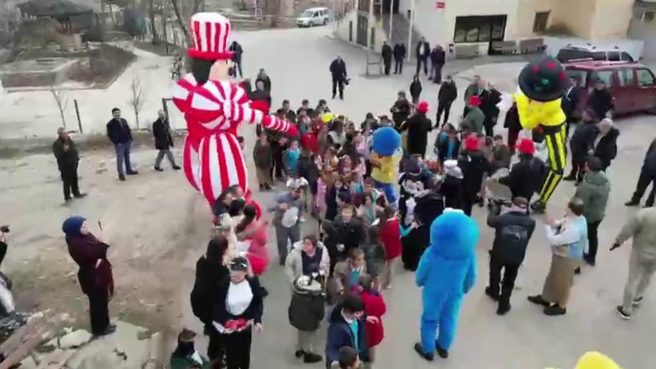 Perdede oyun köyde şenlik var
