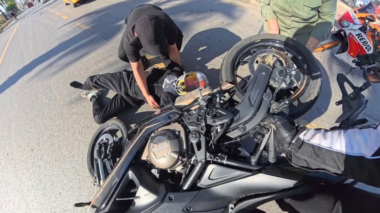 Motosiklet sürücüsü kaskı sayesinde yara almadan kurtuldu
