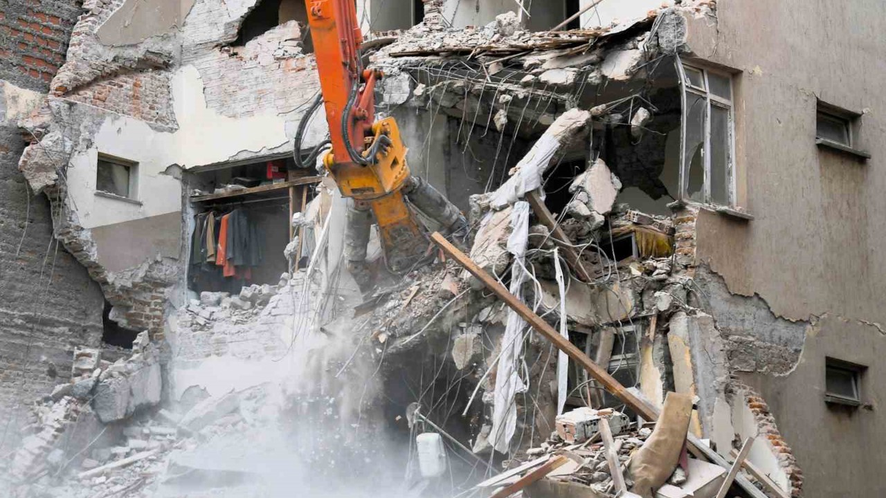 Sındırgı’da depremin izleri siliniyor
