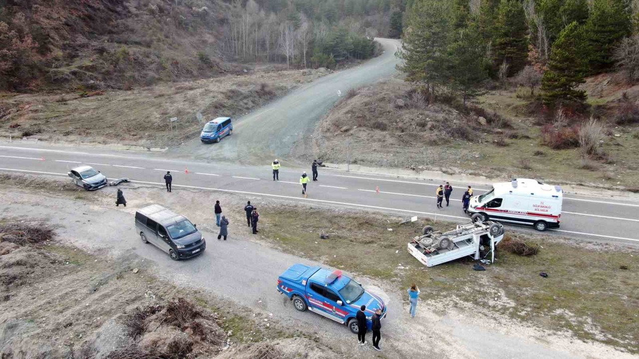Kastamonu’da otomobil ile çarpışan kamyonet ters döndü: 1 ölü, 1 yaralı
