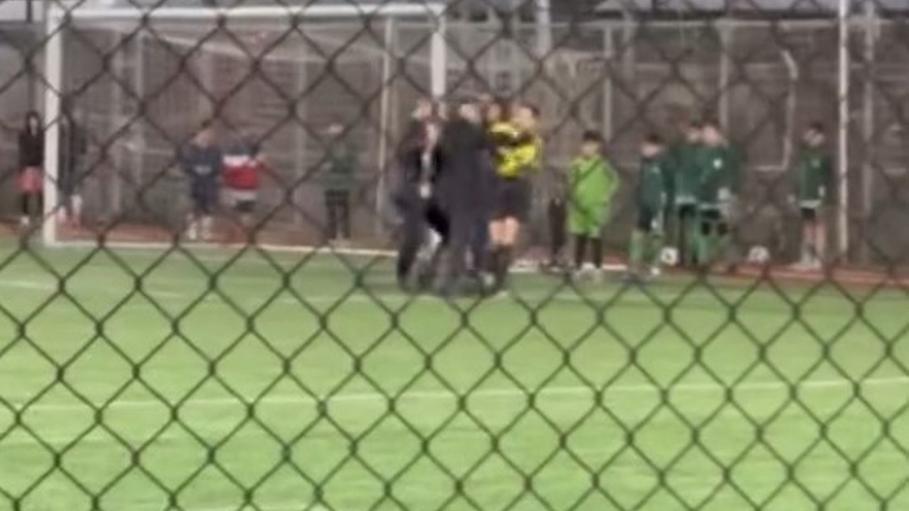 Çocukların maçında kadın hakeme şiddet
