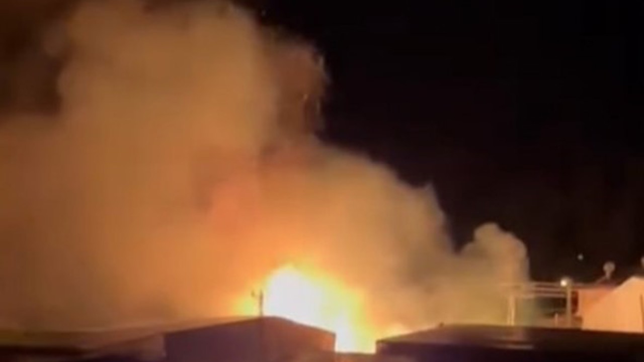 Mersin’de sazlık alandaki yangın söndürüldü: Bir sera zarar gördü
