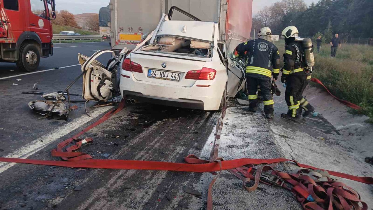 Otomobiliyle tırın altına giren 18 yaşındaki sürücü hayatını kaybetti
