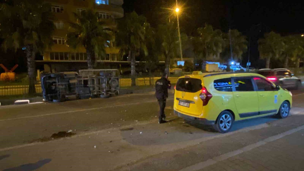 Serik’te ticari taksi ile kamyonet çarpıştı: 2 yaralı
