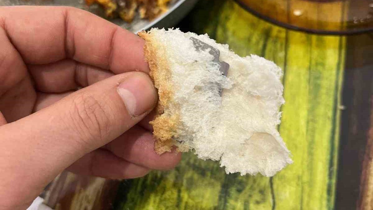 Ekmeğin içinden çıkanı görünce şok oldu
