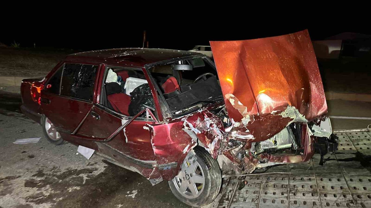 Uşak’ta otomobil ile hafif ticari araç çapıştı: 6 yaralı
