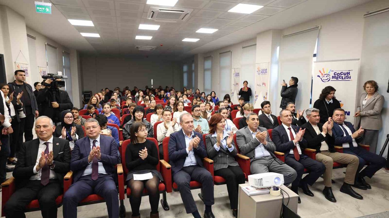 Mersin’de Çocuk Meclisi üyeleri sertifikalarını Başkan Seçer’den aldı
