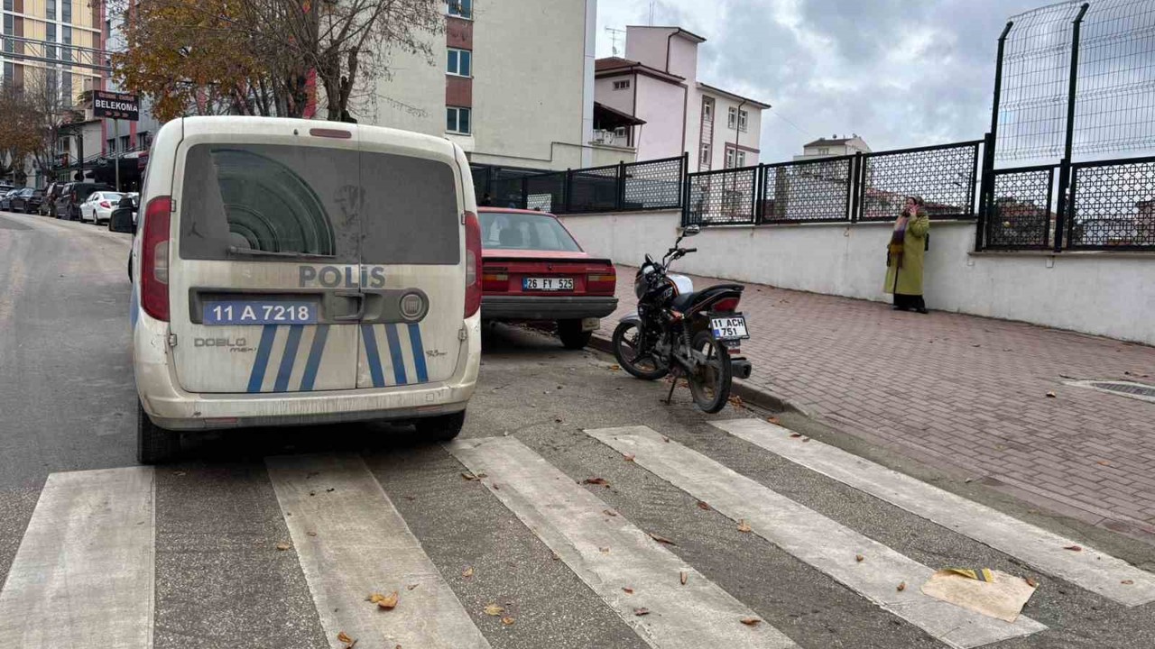 Yayaya yol verirken, arkadan motosiklet çarptı
