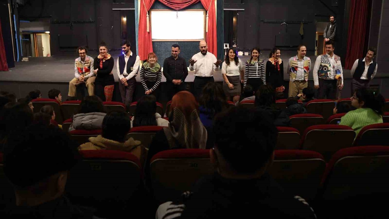 Sahneye renk geldi projesi ile çocuklar sanatla buluştu
