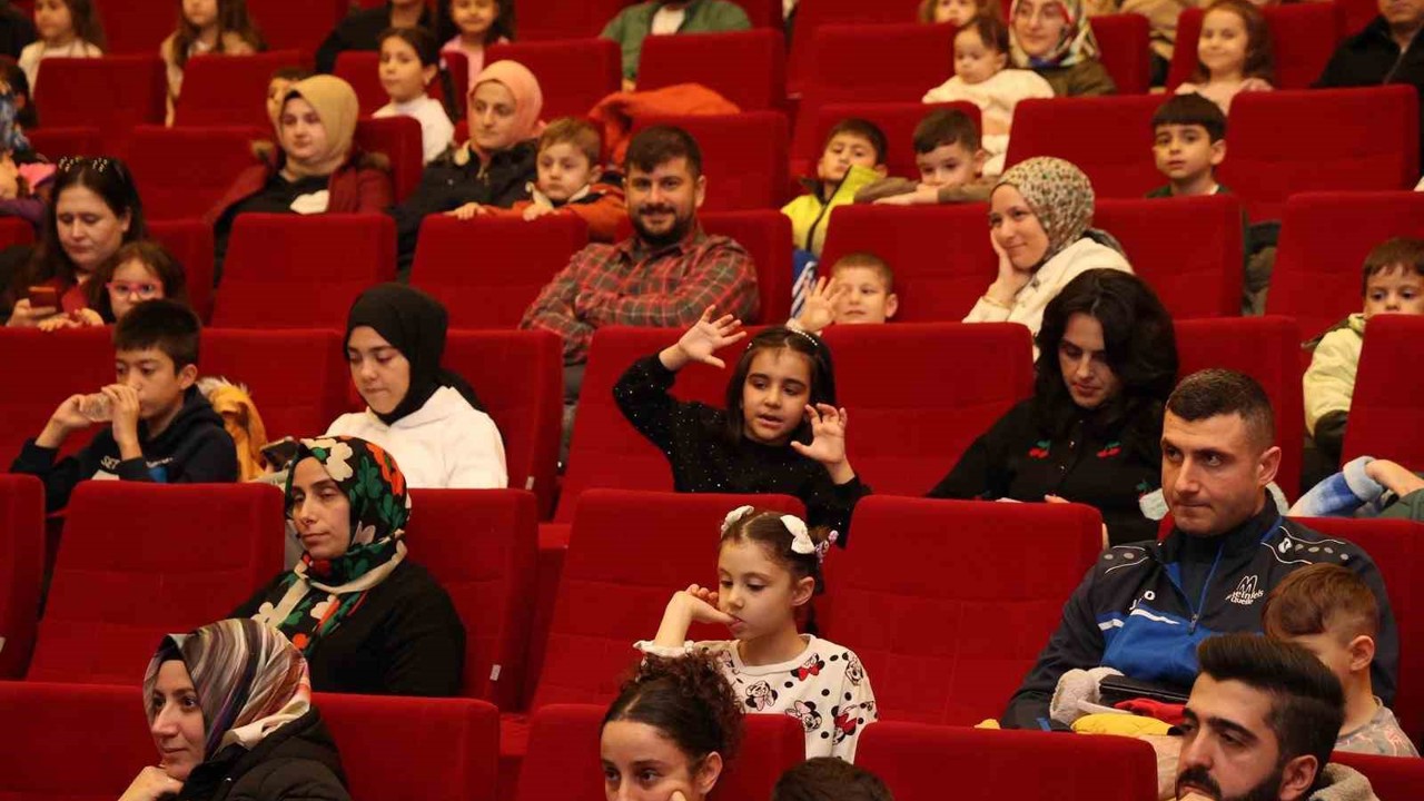 Gebze’de "Renkli Çoraplı Kuzgun" oyunu sahnelendi
