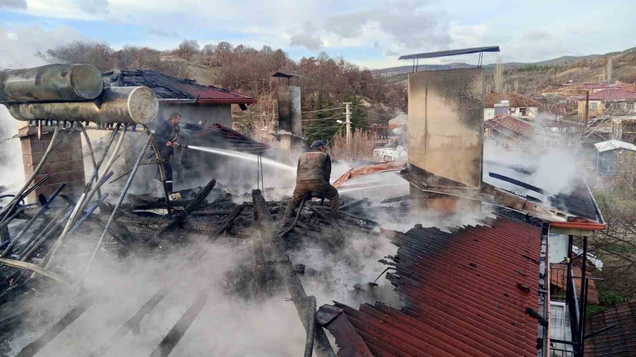 Şaphane’de çıkan yangında bir evin çatısı hasar gördü
