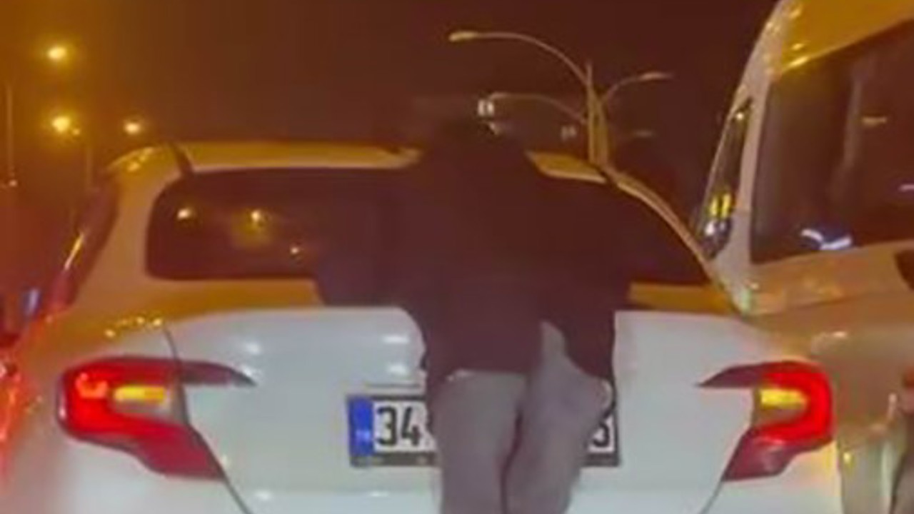 Otomobilin arkasına tutundu, hem kendini hem trafiği tehlikeye attı
