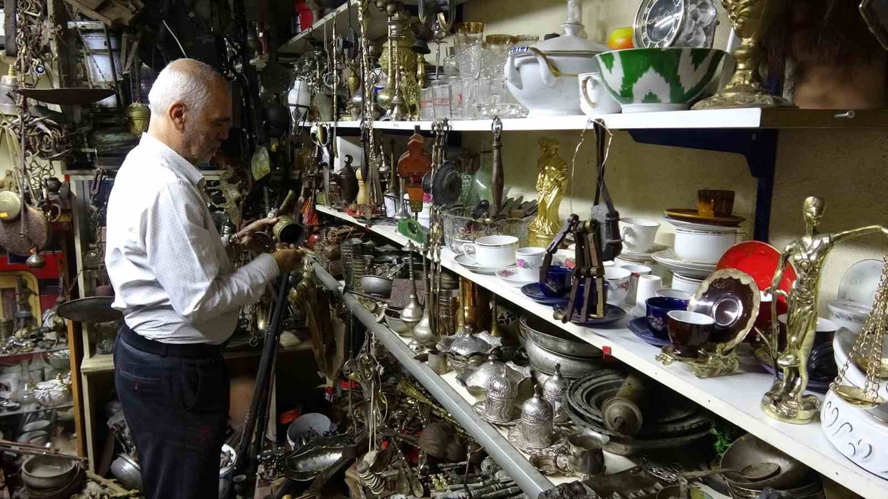 45 yıldır topladığı antika eşyaların sayısını kendisi de bilmiyor

