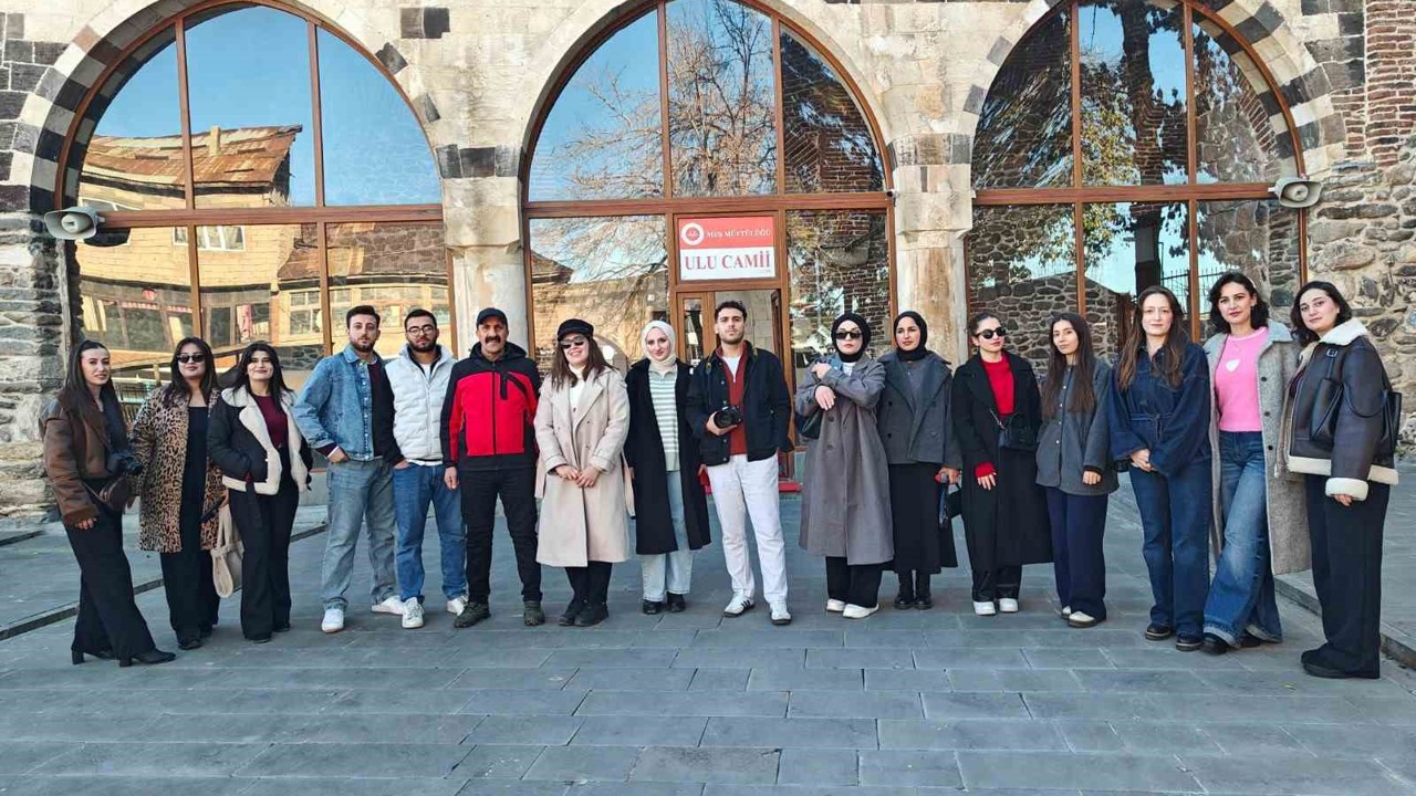 Muş’ta fotoğrafçılık kursiyerleri tarihi ve kültürel mekânlarını fotoğrafladı
