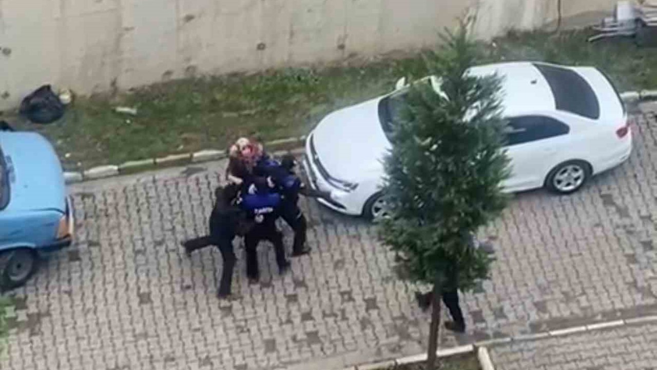 Site içinde karton istifleyen anne ve oğlu zabıtalara saldırdı
