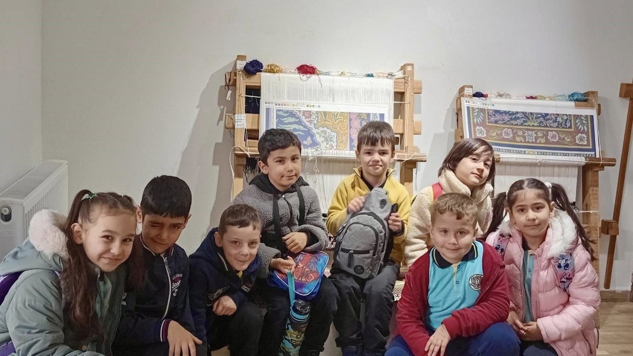 Körfez’de ilkokul öğrencileri Hereke halısının yapım aşamalarını inceledi
