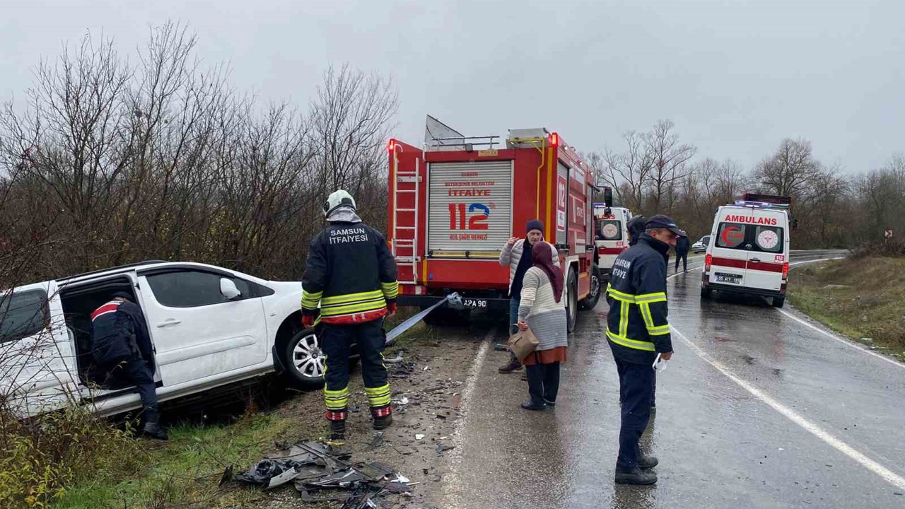 Hafif ticari araç kamyona çarptı: 2 yaralı
