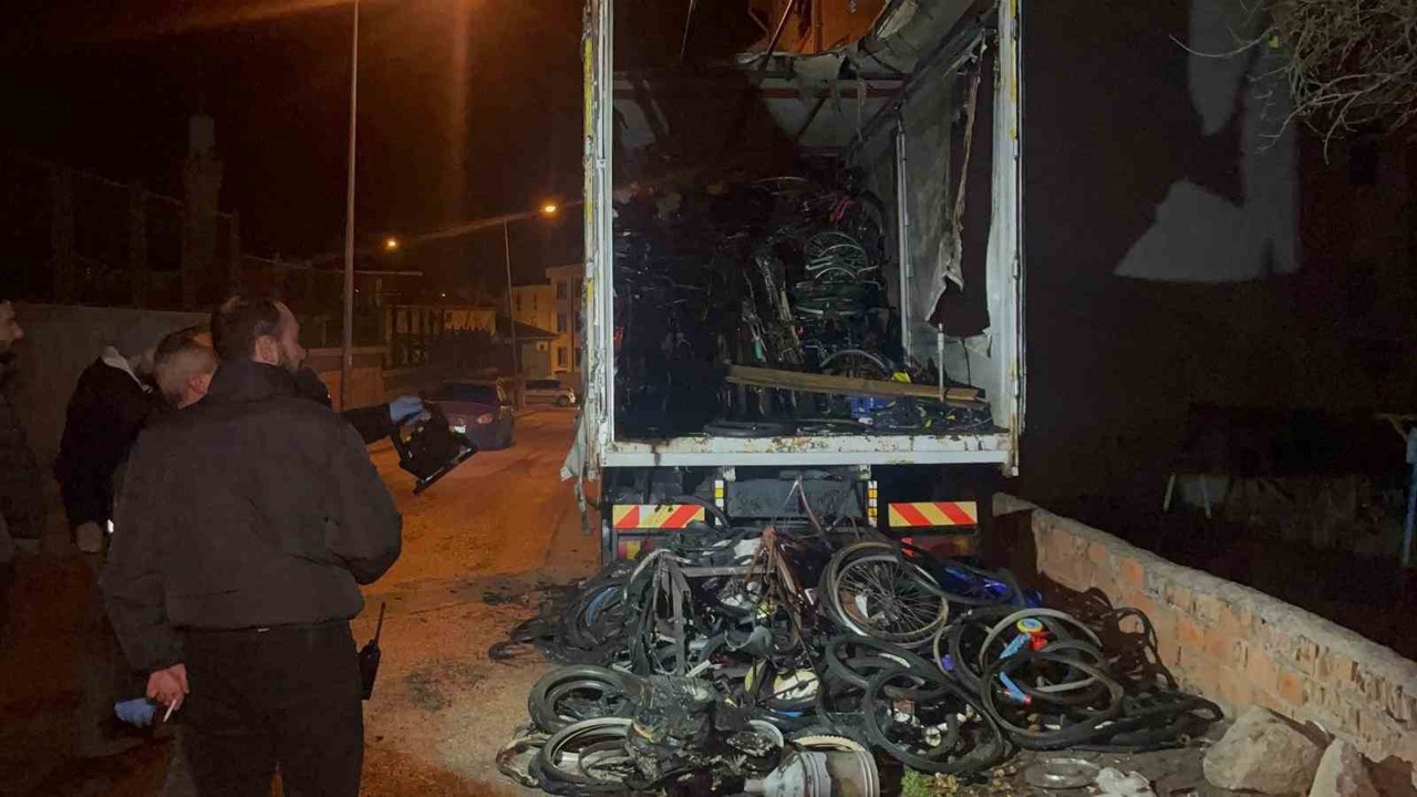 Bisiklet yüklü kamyonda çıkan yangının sebebi araştırılıyor
