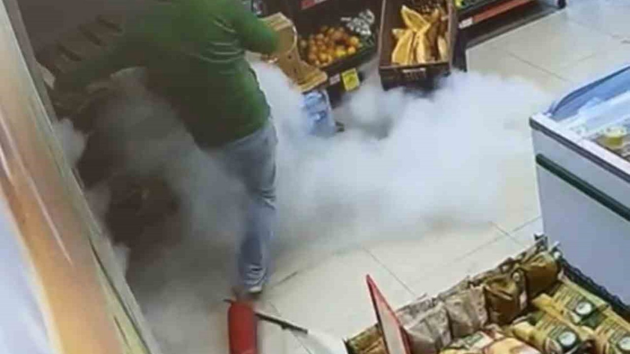 Markette ilginç anlar: Yangın tüpü yere düştü, çalışan panikle kaçtı
