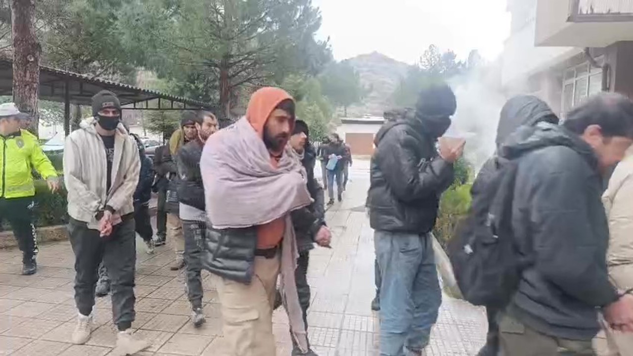 Amasya’da tırdan 42 kaçak göçmen çıktı
