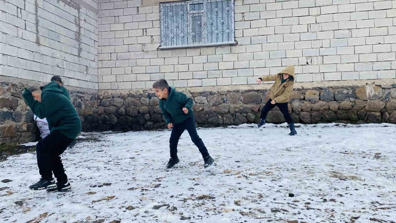 Ağrı’da çocuklar karın tadını çıkardı
