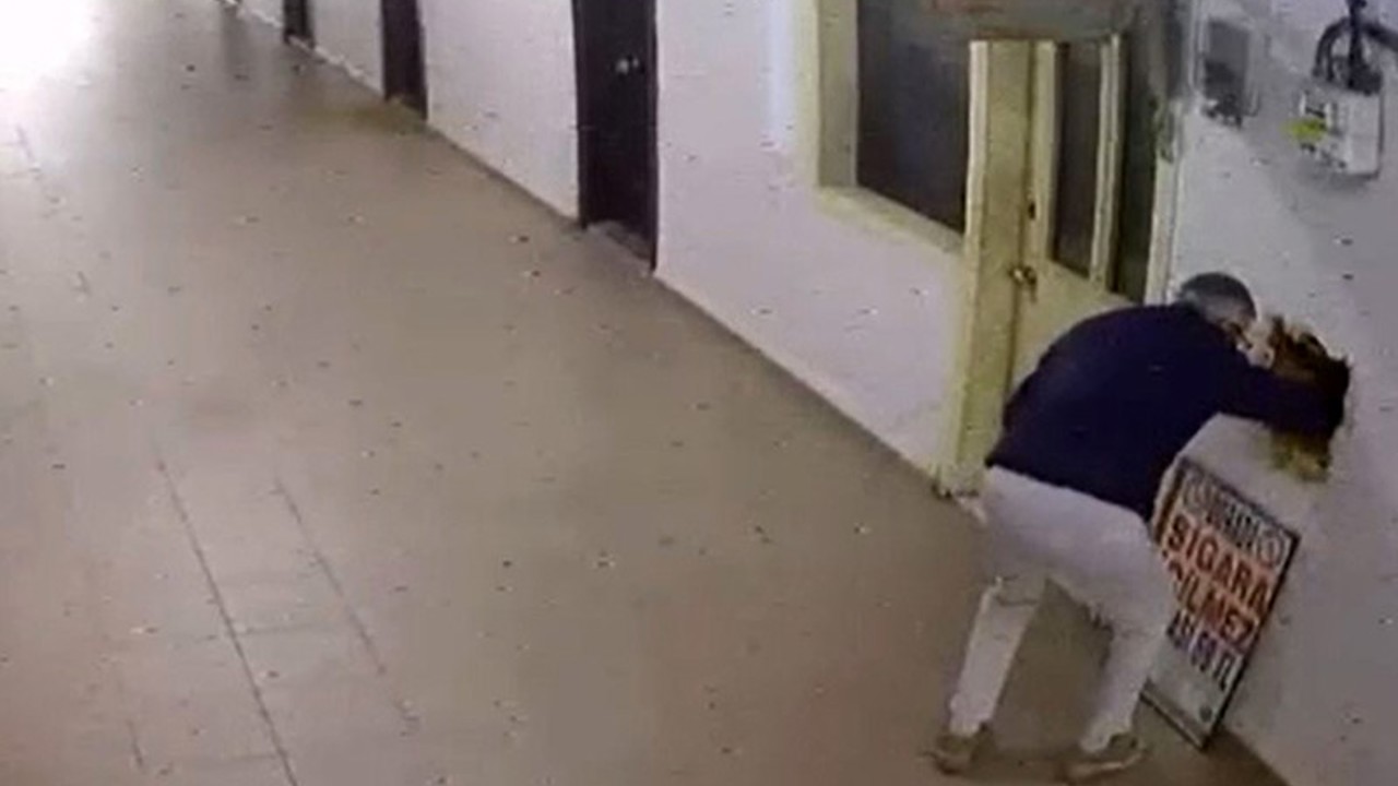 Bakırköy’de akıl almaz 40 bin dolarlık saat hırsızlığı kamerada
