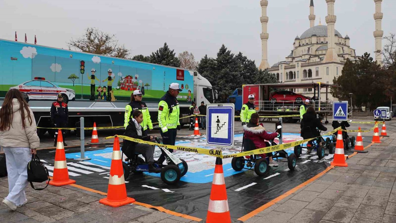 Kırıkkale’de jandarmanın "Mobil Trafik Eğitim Tırı"
