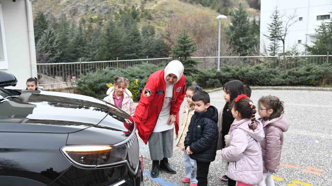 Pursaklar’da Yerli Malı Haftası kapsamında öğrencilere Togg tanıtıldı
